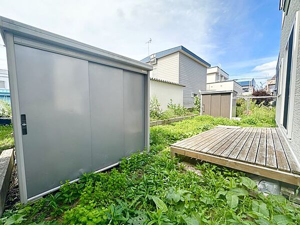 【ウッドデッキ・物置】リビングからつながるウッドデッキは、外時間を身近に楽しめる場所。