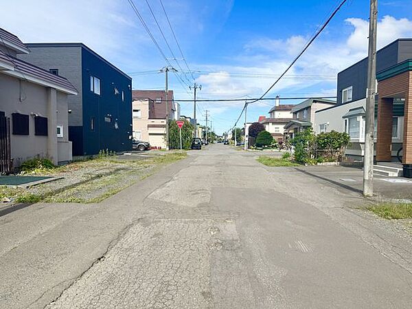 【前面道路】北東側約10m幅の公道に面した住まい。