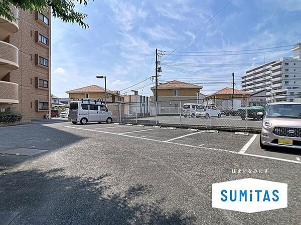 敷地内に駐車場がございます。空き状況に関しては随時確認致しますのでお問い合わせください。