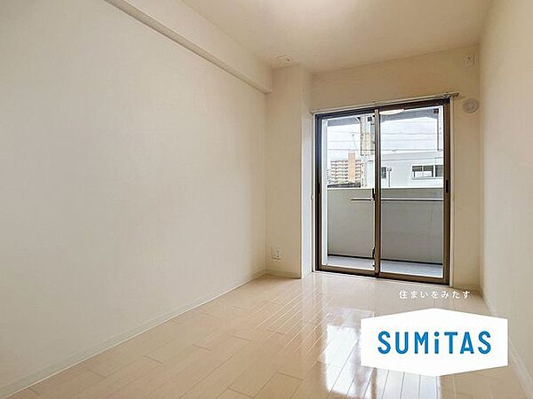 バルコニーに面した開放的な居室。