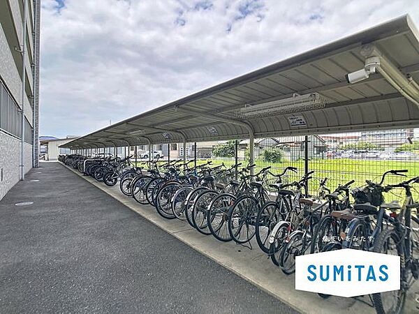 雨や風から大切な自転車を守る屋根付きの駐輪場。
