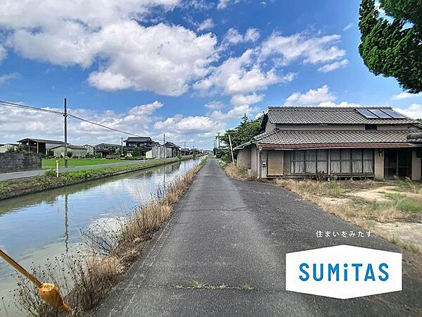 交通量の少ない前面道路です。