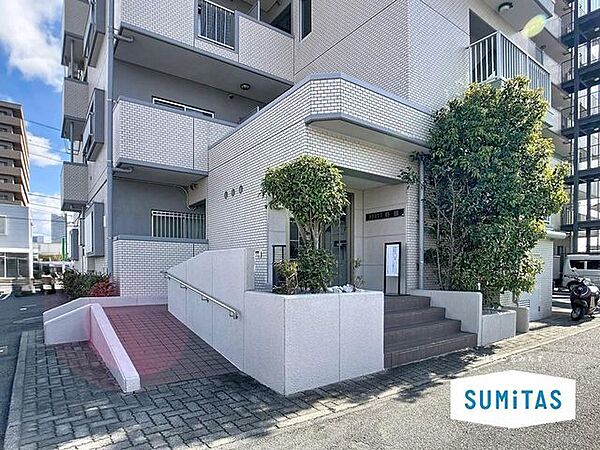 シンプルな中に気品と清潔感を感じさせてくれるエントランス♪
