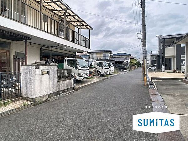 前面道路は約4．0ｍ。交通量の少ない前面道路ですのでお子様連れのご家族でも安心して生活いただけます。