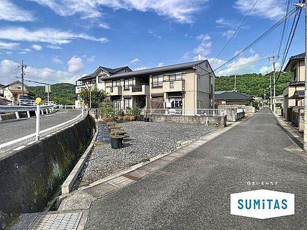 周囲は落ち着いた住宅街。現地からの開放的な眺めが魅力で、日当たり・風通しともに良好な立地です。