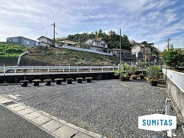 東側4m公道に面した平坦地。陽当たりも良く、静かな住宅環境で理想の住まいを自由設計できます。