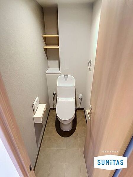 落ち着いた色合いのスタイリッシュなトイレです。