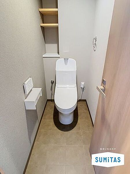 落ち着いた色合いのスタイリッシュなトイレです。