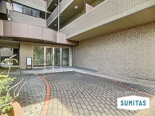 シンプルな中に気品と清潔感を感じさせてくれるエントランスが、家族・友人を笑顔あふれる空間へと導きます