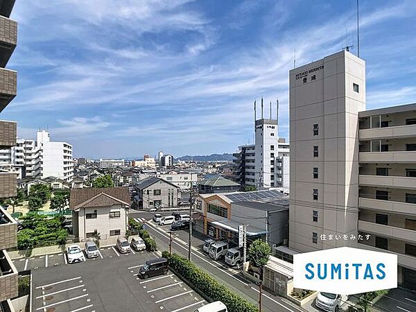 その豊かな眺望にふさわしい空間には、通風・採光にも優れ、心地よい光と風があふれています。