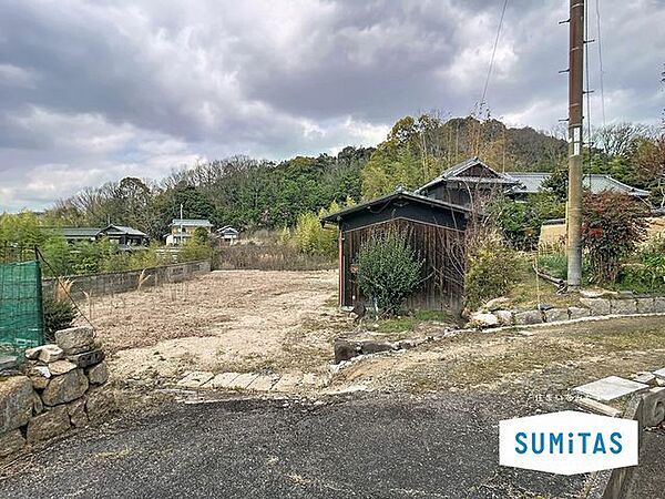 交通量の少ない前面道路ですのでお子様連れのご家族でも安心して生活いただけます。