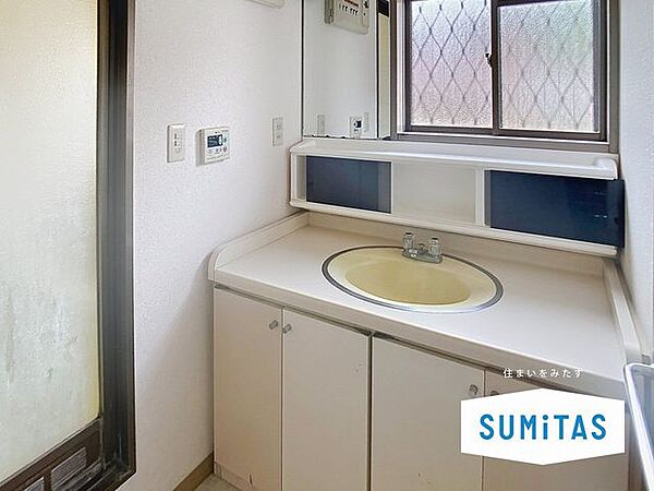 大きな窓があり、日当たりも風通しも良好なパウダールーム。収納も多く、コスメ等もスッキリと仕舞えます。