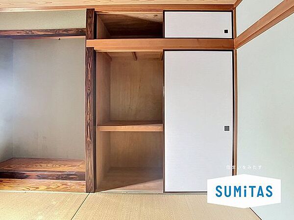 収納スペースを設けてありますから、物が散乱することもありませんし箪笥も不要です。
