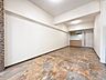 リビング/ダイニング：落ち着いた色合いのフローリングが印象的な室内※現地の撮影写真を基にCG加工編集を行っております。