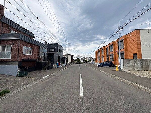 東側約12mのゆとりある公道に接道 。見通しが良く、お車の出し入れもスムーズです。