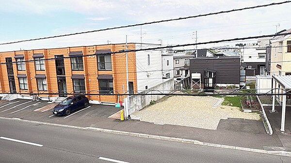 東側に藻岩山を望む開放的なロケーション 。落ち着いた佇まいの閑静な住宅街です。