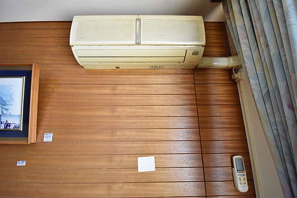 【エアコン】リビングには壁掛けタイプのエアコンが設置されており、専用のリモコンも付属しています。