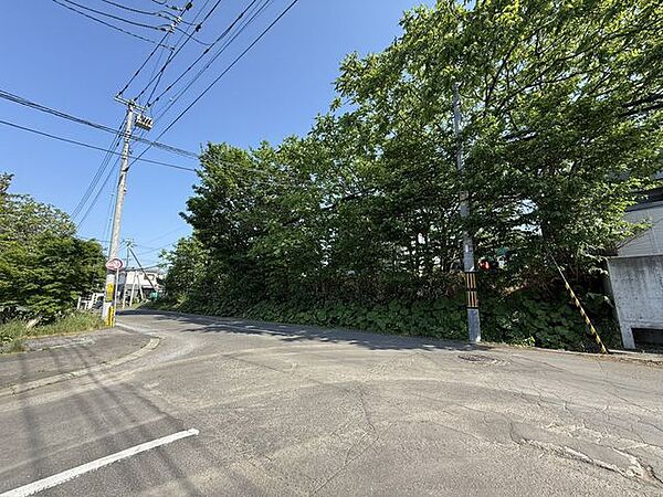 周辺は遮るものが少なく開放的なロケーション。広々とした道路に面した明るい立地です。