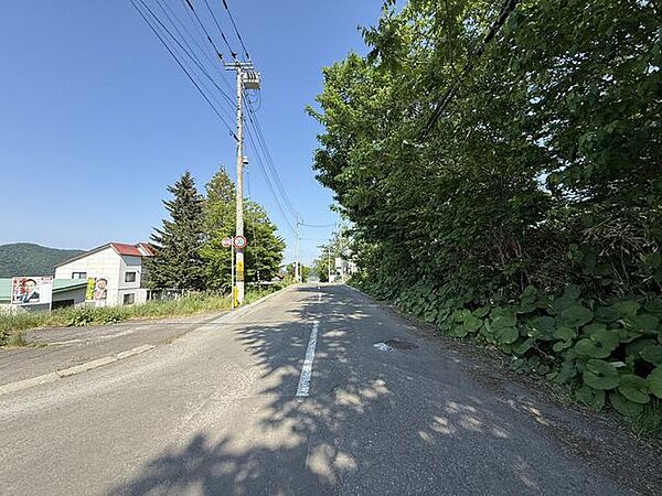 幅員約9mのゆとりある公道。見通しが良く、車の出し入れや日々の運転もスムーズで安心です。