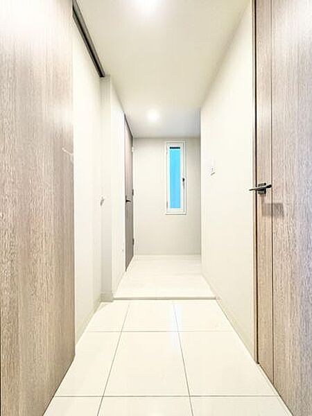 【玄関】お出かけ前の身支度や帰宅時を優しく包み込むナチュラルな内装デザイン。