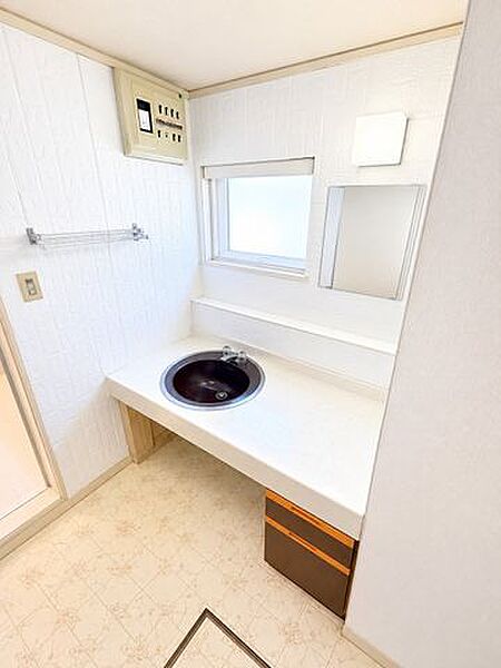 身支度がしやすい広いカウンターの洗面台。窓付きで換気も良好です。※現地の撮影写真を基にCG加工編集済
