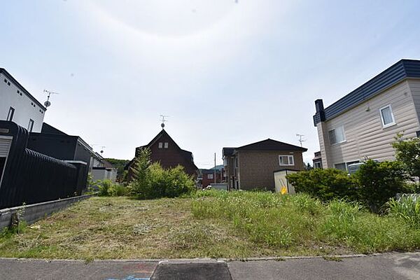 高い建物がなく空が広く感じられる敷地 。公園も徒歩1分と近く、のびのび暮らせる落ち着いた環境です。