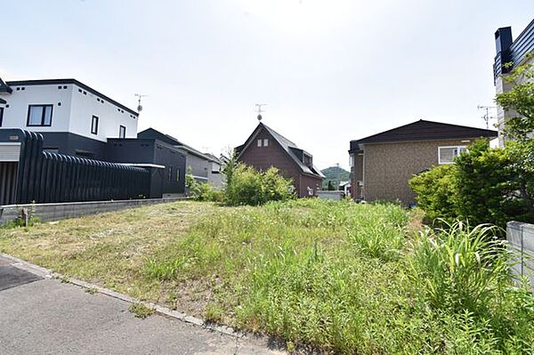 周辺は一戸建てが並ぶ閑静な住宅街 。約67坪のゆとりある敷地で、心地よい暮らしを実現できます。