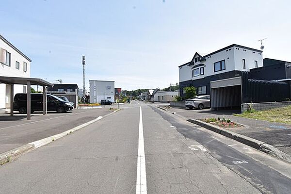 幅員約12mのゆとりある前面道路 。視界が広く車のすれ違いもスムーズで、開放的な街並みです。