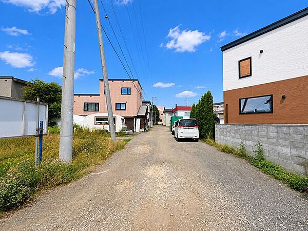 落ち着いた住環境が守られた第一種住居専用地域。※現地の撮影写真を基にCG加工編集済