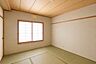 室内：障子越しにやわらかな光が届く、心安らぐ落ち着いた和室。※現地の撮影写真を基にCG加工編集済