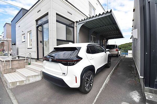 【駐車場】カーポート付きで悪天候時も安心な駐車スペース。奥行きがあり複数台の駐車が可能です。