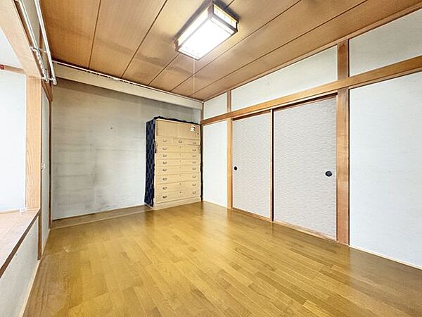 木の温もりが心地よい約6帖の洋室。独立感があり書斎や子ども部屋に向いています。