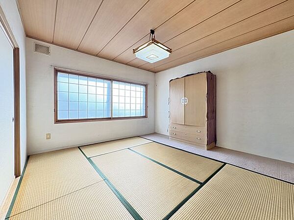2階にある広々とした8.5帖の和室。陽当たりが良く寝室にも重宝するお部屋です。