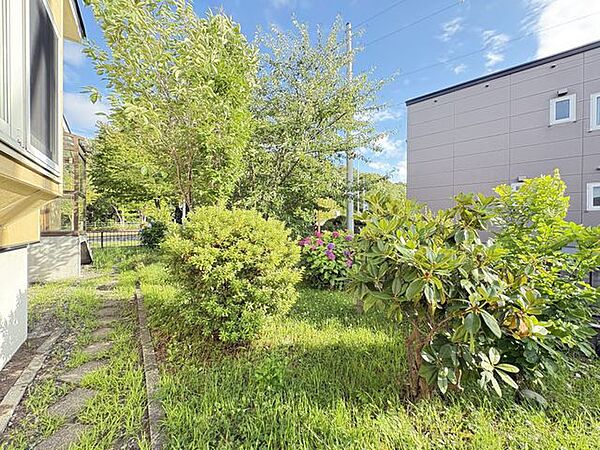 ガーデニングや家庭菜園を楽しめるお庭。整備することで複数台駐車スペースへの変更も可能です。