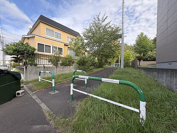 物件横に広がる車通りのない遊歩道。お散歩やジョギングを気軽に楽しめる安心の環境です。