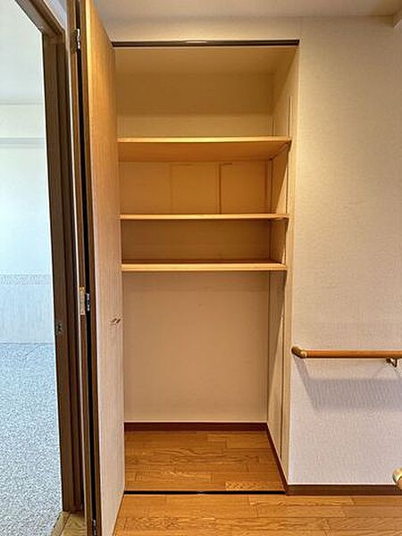 【廊下収納】可動棚を備えた使い勝手の良い廊下収納。っきりと収納でき、生活空間を清潔に保てます。