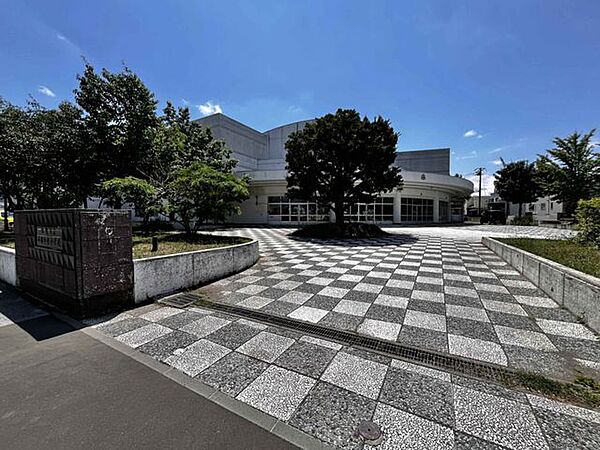 札幌市立平岡中央小学校 633m