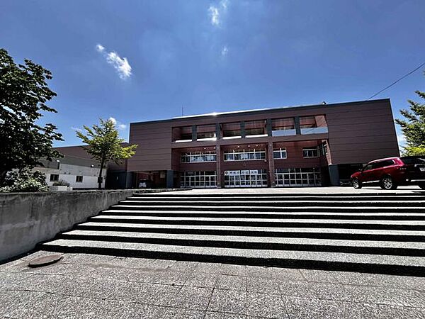 札幌市立平岡中央中学校 1253m