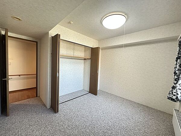 【洋室】大きなクローゼットを備えた使い勝手の良い洋室。主寝室や子供部屋としてもお使いいただけます。