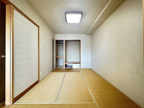 【和室】押し入れや棚など収納が充実した6帖の和室。リビングに隣接しております。