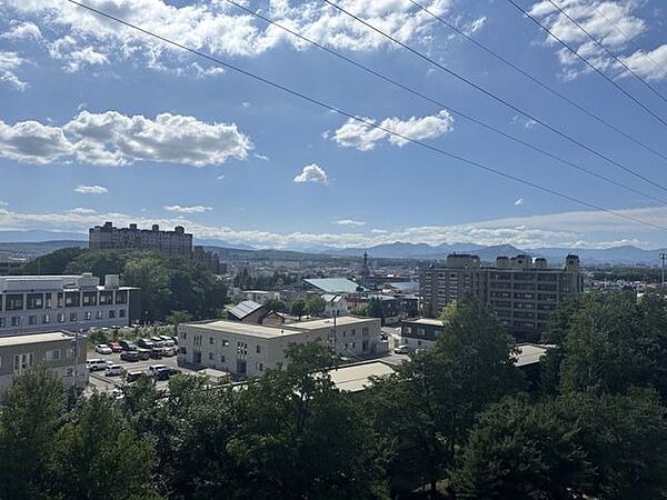 【眺望】7階からの開放的なロケーション。緑豊かな街並みと遠くの山々、広大な青空を一望できます。
