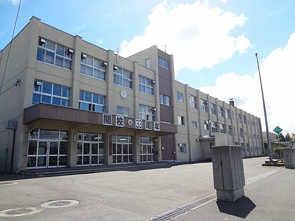 札幌市立西岡南小学校 961m