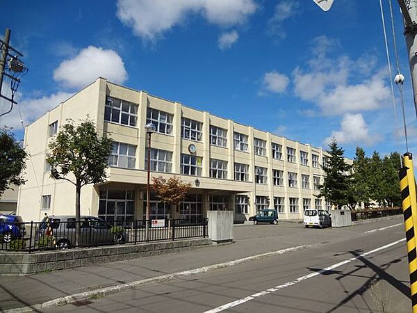 札幌市立西岡中学校 1004m