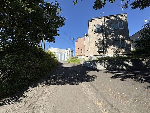 【前面道路】バス停「平岡しんたく団地」まで徒歩3分！地下鉄「福住」駅へもバス乗車15分！