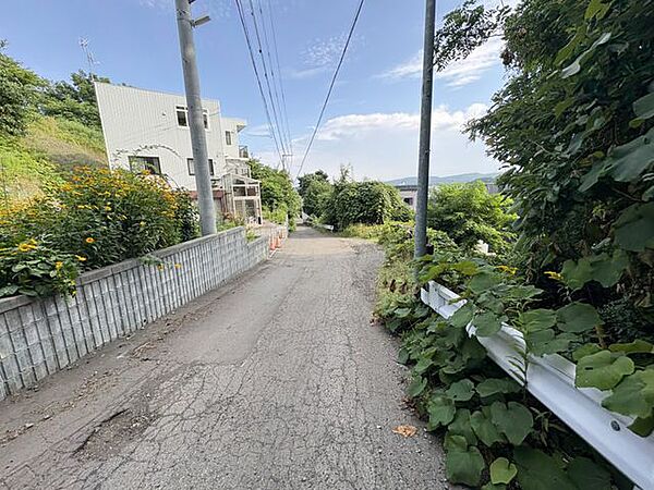 【前面道路】高台からの素晴らしい眺望と周辺の生活利便性が融合した約300坪の更地！