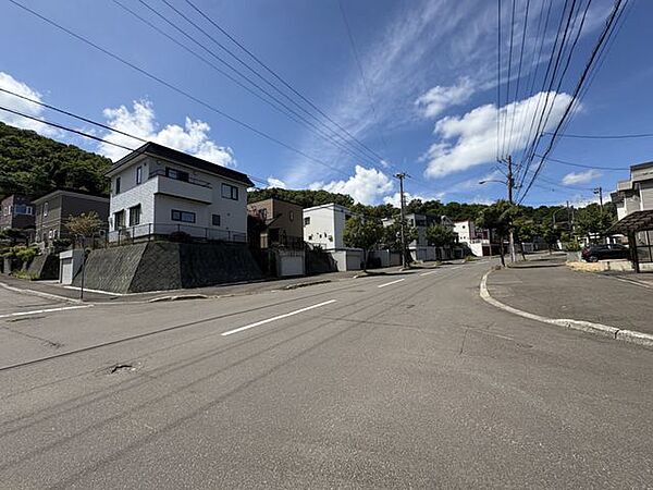 道幅にゆとりがあり車の出入りもスムーズ。自然を感じられる静かで落ち着いた街並みです。