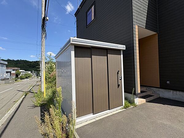 玄関横に便利な外部物置を設置。アウトドア用品や季節物の収納に重宝します。