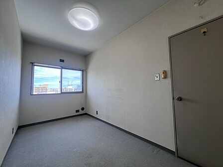 眺望良好で明るい洋室!家具配置もしやすく、寝室やリモートワーク部屋にもぴったりです。