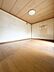 室内：【洋室】木目の温もりがあふれるナチュラルテイストなお部屋。多用途にご活用いただけます。