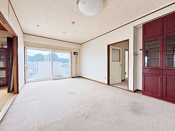 大きな窓から山々を望む、陽当り良く居心地の良いリビング。※現地の撮影写真を基にCG加工編集済